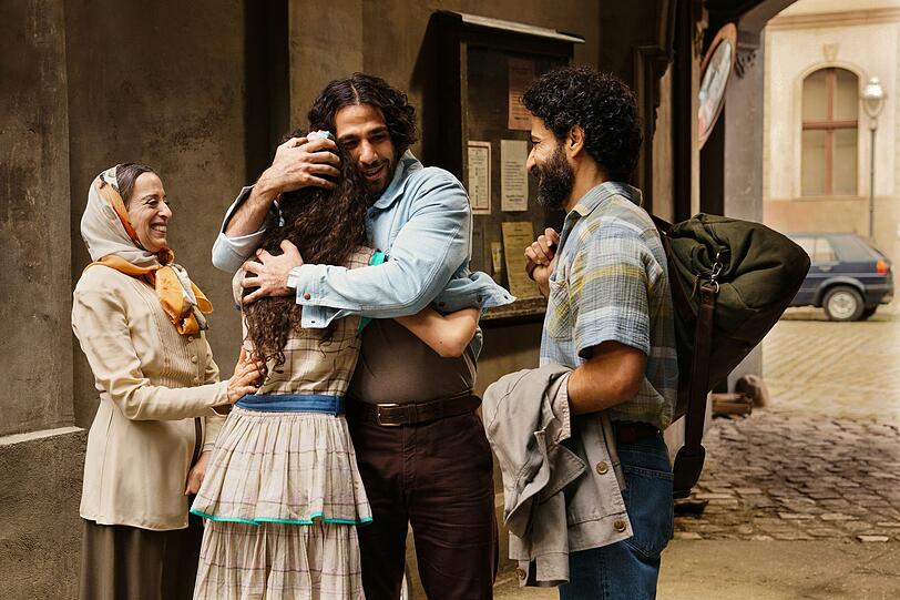 Die Familie ist wieder vereint: Malik (Rami Fadel Khalaf rechts), Gro&szlig;mutter Hanin (Fatima Khanfour, links) und Amara (Siana Zayed) freuen sich &uuml;ber die R&uuml;ckkehr von Ibrahim (Tariq Al-Saies).