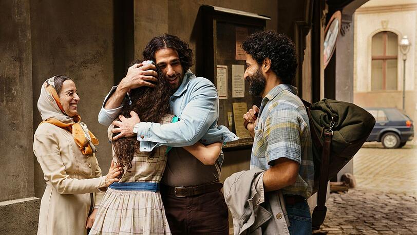 Die Familie ist wieder vereint: Malik (Rami Fadel Khalaf rechts), Großmutter Hanin (Fatima Khanfour, links) und Amara (Siana Zayed) freuen sich über die Rückkehr von Ibrahim (Tariq Al-Saies). Die Familie ist wieder vereint: Malik (Rami Fadel Khalaf rechts), Großmutter Hanin (Fatima Khanfour, links) und Amara (Siana Zayed) freuen sich über die Rückkehr von Ibrahim (Tariq Al-Saies).