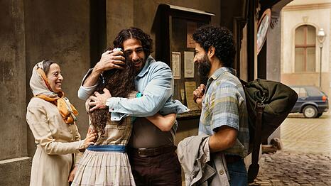 Die Familie ist wieder vereint: Malik (Rami Fadel Khalaf rechts), Gro&szlig;mutter Hanin (Fatima Khanfour, links) und Amara (Siana Zayed) freuen sich &uuml;ber die R&uuml;ckkehr von Ibrahim (Tariq Al-Saies).