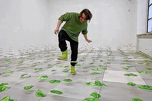 Der Künstler Thomas May inmitten seiner &bdquo;1000 Pionierpflanzen&ldquo; in der Ausstellung &bdquo;Komm auf den Boden, Liebling&ldquo;.
