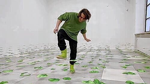 Der Künstler Thomas May inmitten seiner „1000 Pionierpflanzen“ in der Ausstellung „Komm auf den Boden, Liebling“. Der Künstler Thomas May inmitten seiner „1000 Pionierpflanzen“ in der Ausstellung „Komm auf den Boden, Liebling“.