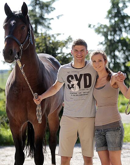 Springpferd Lou ist Lisa Müllers Liebling &ndash; sie hat es als Fohlen bekommen und aufgezogen. Mittlerweile hilft Thomas auch mit.