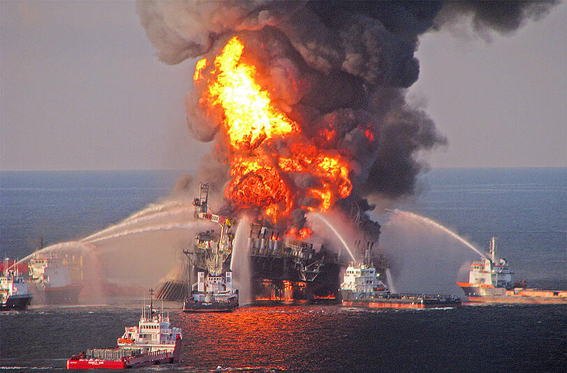 April 2010: Die brennende Ölplattform "Deepwater Horizon" im Golf von Mexiko.