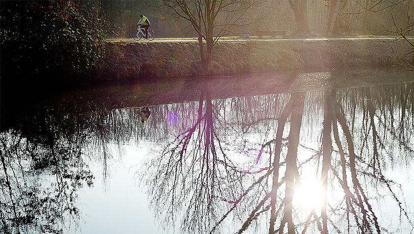Winter sieht anders aus: Ein Fahrradfahrer am 15.02. in Frankfurt/Main. Kommt der Winter nochmal? Winter sieht anders aus: Ein Fahrradfahrer am 15.02. in Frankfurt/Main. Kommt der Winter nochmal?