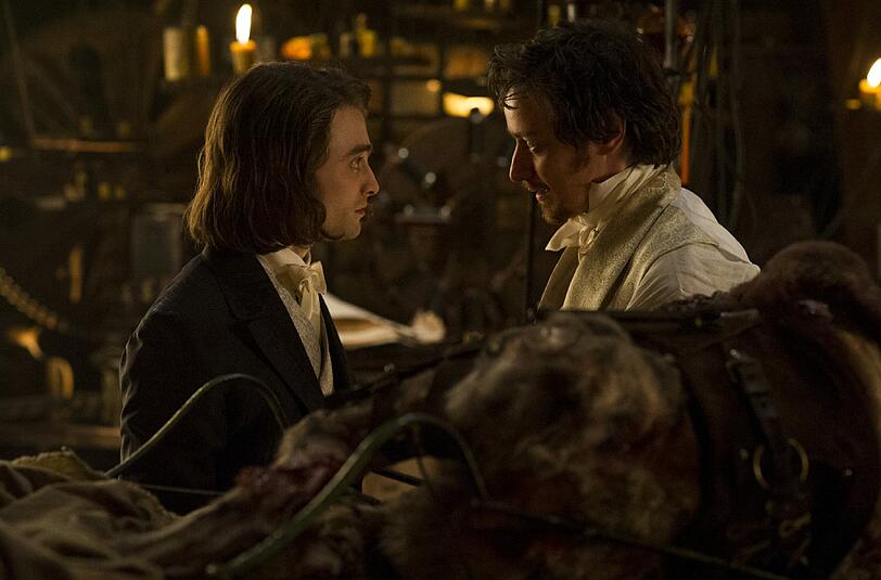 Frankenstein (James McAvoy), Assistent (Daniel Radcliffe, li.).