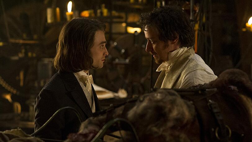 Frankenstein (James McAvoy), Assistent (Daniel Radcliffe, li.). Frankenstein (James McAvoy), Assistent (Daniel Radcliffe, li.).