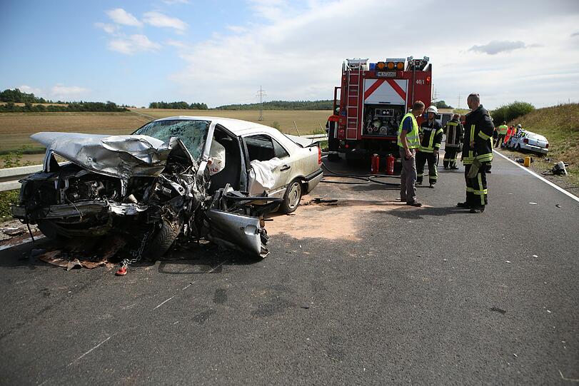 Horror-Unfall in Unterfranken: Bei dem Frontal-Crash kommen zwei Menschen ums Leben.