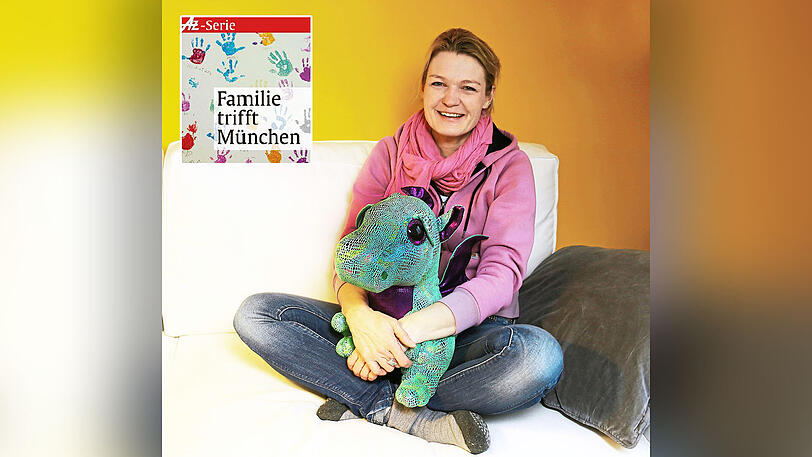 Nina Mettman mit dem Lieblingsstofftier ihres Sohnes.