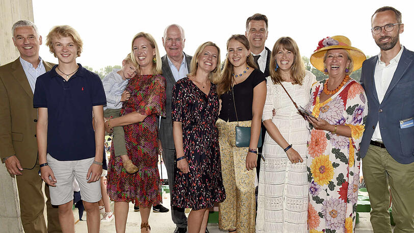 Gestatten, das sind die Dallmayrs (v. l.): Johannes Dengler und Sohn Julius, Julia und Constantin Dengler, Wolfgang Wille, Michael und Ellen Ruthrof und Tochter Hanna, Simone Werle, Marianne Wille und Felix Werle beim Großen Dallmayr-Preis auf der Galopprennbahn in Riem.