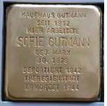 Der Stolperstein für die Münchnerin Sofie Gutmann wurde auf privatem Grund verlegt.