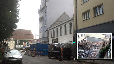 Ein Haus, das auffiel: der niedrige Bau an der Hochstraße 9. Inzwischen ist von ihm nur noch Schutt übrig (kl. Foto).