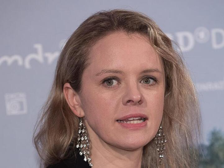 Julia von Heinz, deutsche Regisseurin, schaut in die Runde. Foto: picture alliance / Jörg Carstensen/dpa