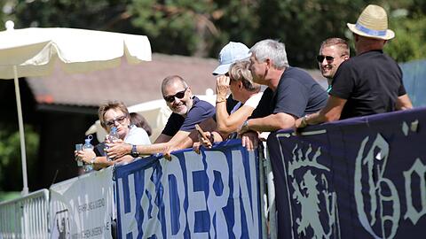 Mit ganzem Herzen dabei: Löwen-Fans in Windischgarsten.