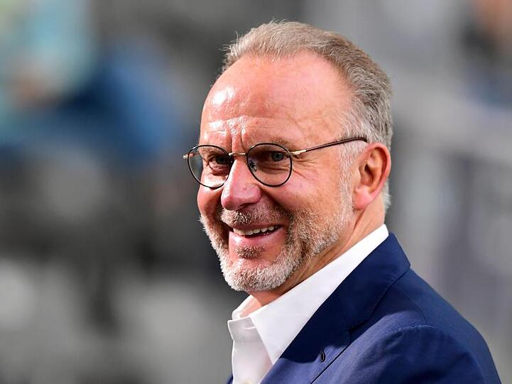 Bayern-Chef Karl-Heinz Rummenigge steht vor einem Spiel im Stadion. Foto: Robert Michael/dpa-Zentralbild/Pool/dpa/Archivbild