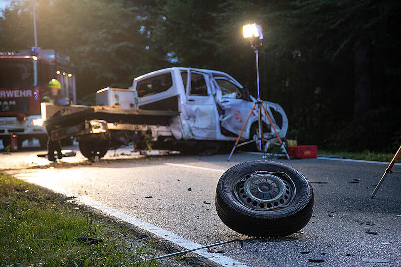 Bei dem missglückten Überholmanöver prallte ein VW Transporter frontal in einen Skoda, beide Fahrer wurden schwer verletzt.