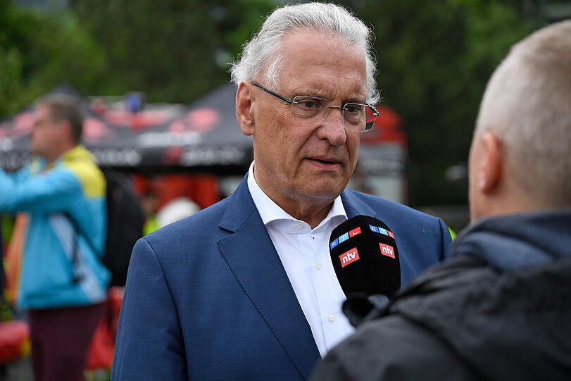 Joachim Herrmann (CSU), Innenminister von Bayern, an der Unfallstelle.