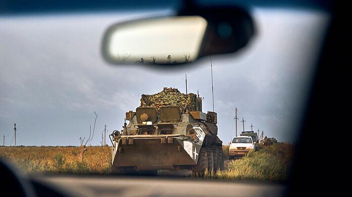 Ukrainische Militärfahrzeuge fahren auf einer Landstraße im befreiten Gebiet in der Region Charkiw.