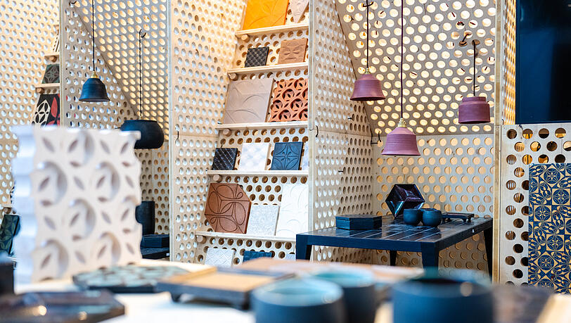 Von maßgefertigten Einzelstücken bis zu modernen Wohnkonzepten zeigen Handwerksbetriebe, Marken und junge Labels, wie sich Räume individuell gestalten lassen.