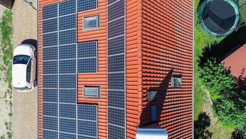 Der Anstieg der &Ouml;l- und Benzinpreise f&uuml;hrt zu verst&auml;rkter Nachfrage nach Solaranlagen und Elektroautos. (Symbolbild)