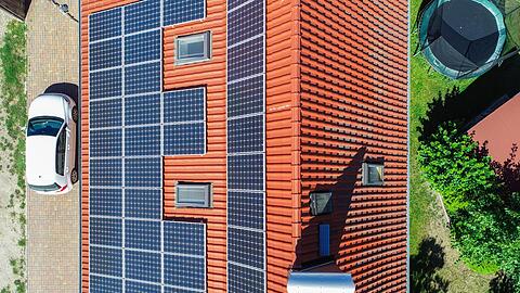 Der Anstieg der &Ouml;l- und Benzinpreise f&uuml;hrt zu verst&auml;rkter Nachfrage nach Solaranlagen und Elektroautos. (Symbolbild)
