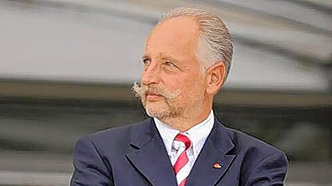 Ernste Miene: Dem sonst so leutseligen Siegfried Schneider ist das Lachen vergangen. Er steckt bis über beide Ohren im Schulden-Sumpf.
