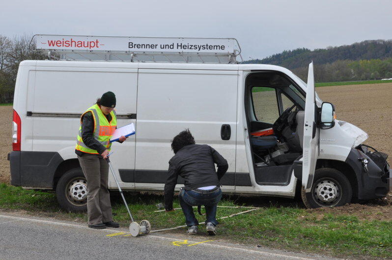 Am Mittwochnachmittag ereignete sich zwischen Erharting und Winhöring ein tödlicher Verkehrsunfall. Ein Radfahrer wurde von einem Kastenwagen frontal erfasst und stirbt noch an der Unfallstelle.