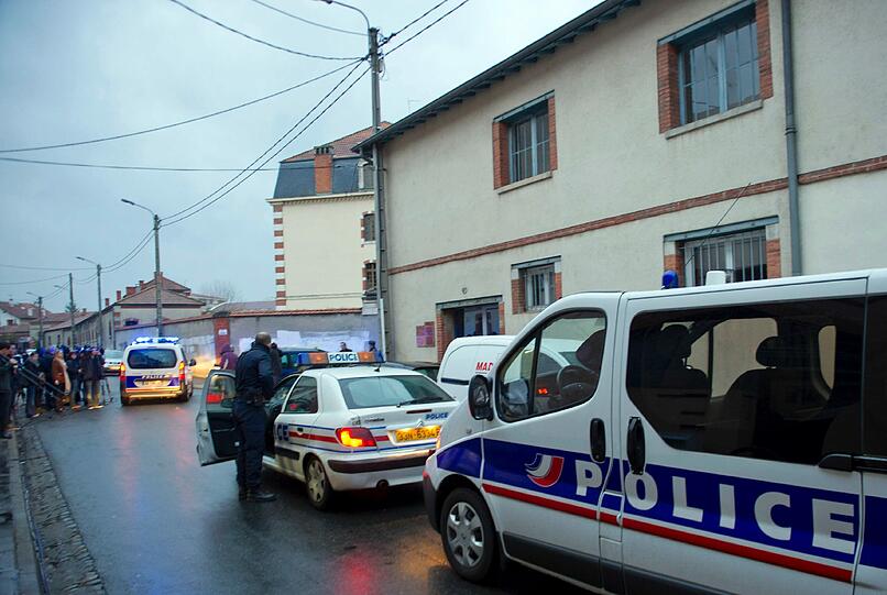 Begonnen hatte der Einsatz kurz nach 03.00 Uhr in dem nur drei Kilometer Luftlinie von der jüdischen Schule entfernten Viertel, in dem am Montag vier Menschen gezielt erschossen worden waren. Der Mann erklärte der Polizei den Angaben zufolge, er habe palästinensische Kinder rächen wollen und auch ein Zeichen gegen den französischen Einsatz in Afghanistan setzen wollen.