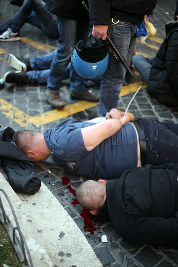 Schwere Ausschreitungen in Rom: Beim Spiel Feyenoord Rotterdam gegen AS Rom drehen Hooligans durch und verwüsten den Bereich um die antike spanische Treppe. Die Bilder...
