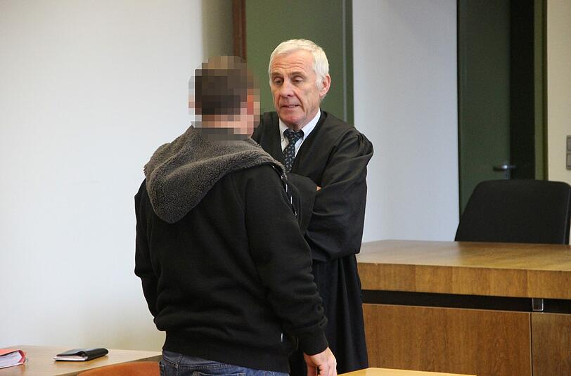 Der Angeklagte im Gespräch mit Anwalt Roland Autenrieth.