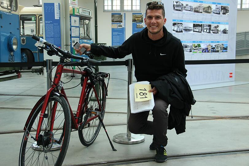 Mathias Straub, selbstständig: &bdquo;Ich bin begeisterter
Radfahrer, fahre mit meinem Mountainbike am liebsten
die Isar entlang. Dieses rote Fahrrad will ich für meine Freundin ersteigern. Ich habe auch noch ein anderes Rad gesehen, das mir gut gefällt, da bleibe ich auf jeden Fall dran.&ldquo;