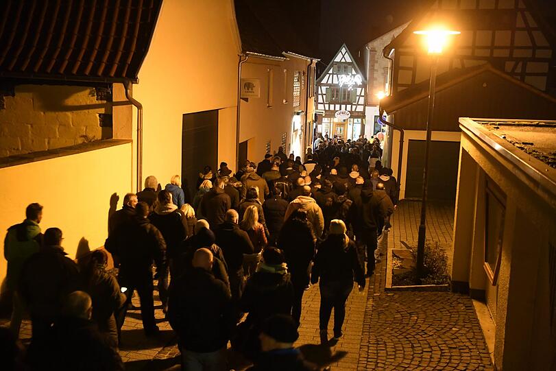 Rund 400 Menschen kamen am Dienstagabend in Kandel zu einem Trauermarsch für die getötete 15-Jährige zusammen. Die Bilder