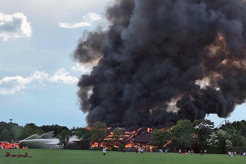 Die Tennishalle des SC Eching brannte am Sonntag lichterloh. Klicken Sie sich durch die Bilder des Feuerwehreinsatzes.
