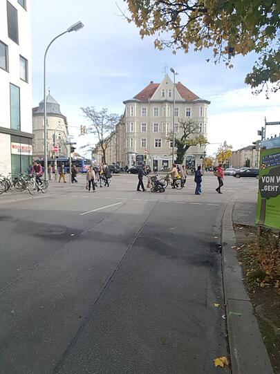 Brandspuren auf der Straße und eingeschlagene Fenster - auch am Tag danach sind die Spuren der Randale am Tegernseer Platz noch sichtbar.