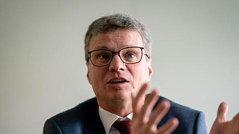 Bernd Sibler (CSU) spricht während eines Interviews. Foto: Kay Nietfeld/dpa/Archivbild