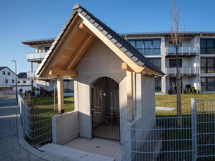 Die Privatkapelle der Familie Bernert steht vor einem Wohnhaus in Kirchseeon-Eglharting. Foto: Peter Kneffel/dpa/Archivbild
