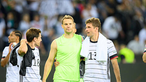Manuel Neuer (2.v.r.) und Thomas Müller (r.) fallen aktuell aus.