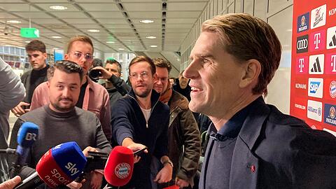 Christoph Freund (r), Sportdirektor FC Bayern München, spricht zu Medienvertretern.