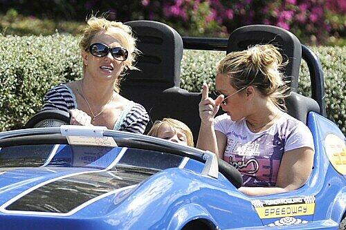 Britney Spears (li.) mit Sohn Jayden in Disneyland