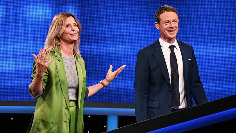 "Gefragt - Gejagt": Valerie Niehaus (l.) und Moderator Alexander Bommes. "Gefragt - Gejagt": Valerie Niehaus (l.) und Moderator Alexander Bommes.