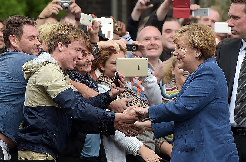 Im Rahmen ihres Bürgerdialogs tauscht sich Merkel mit Vertretern von Stadt, Verbänden und einer Bürgerinitiative aus.
