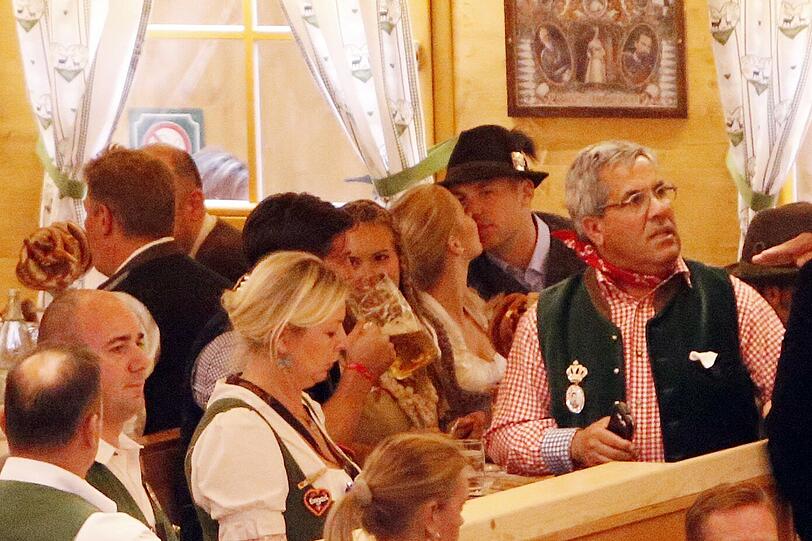 Manuel Neuer mit seiner Freundin Nina im Schützenzelt