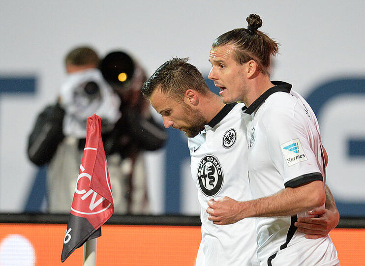Frankfurts Haris Seferovic (l) bejubelt sein Tor zum 0:1 mit Alexander Meier.