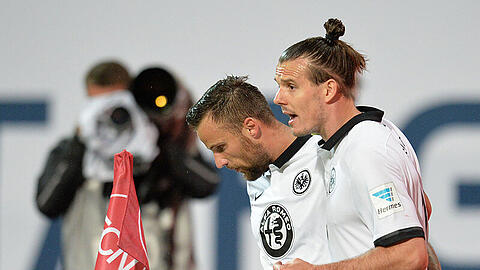 Frankfurts Haris Seferovic (l) bejubelt sein Tor zum 0:1 mit Alexander Meier.