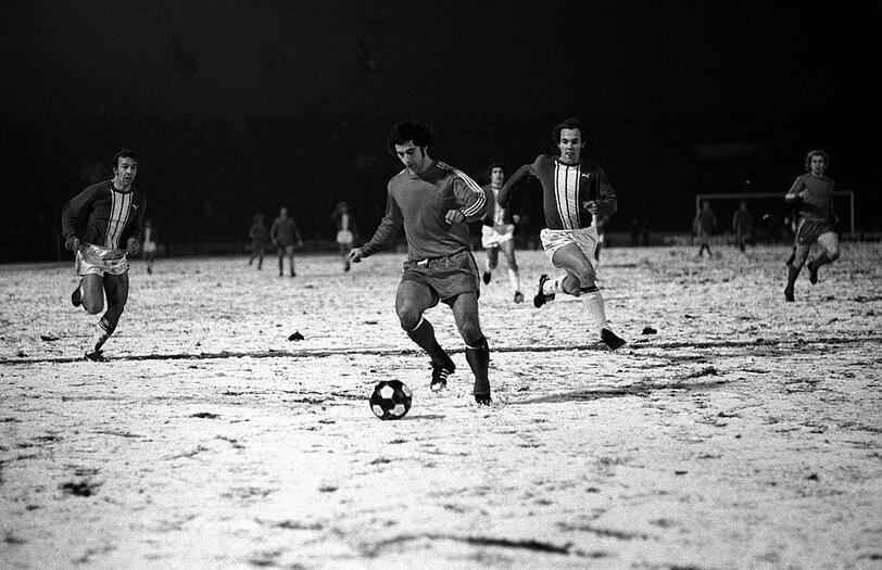 Der "Bomber" Gerd Müller - verfolgt von Karl Heinz Kamp und Horst Dieter Höttges.