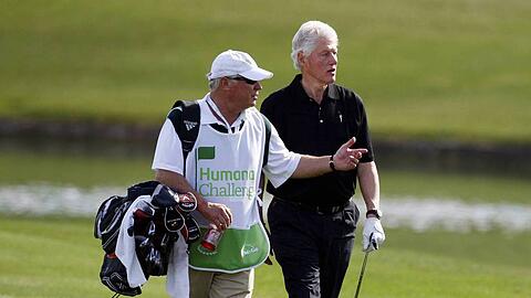 Bill Clinton (r.) bei einer Runde Golf