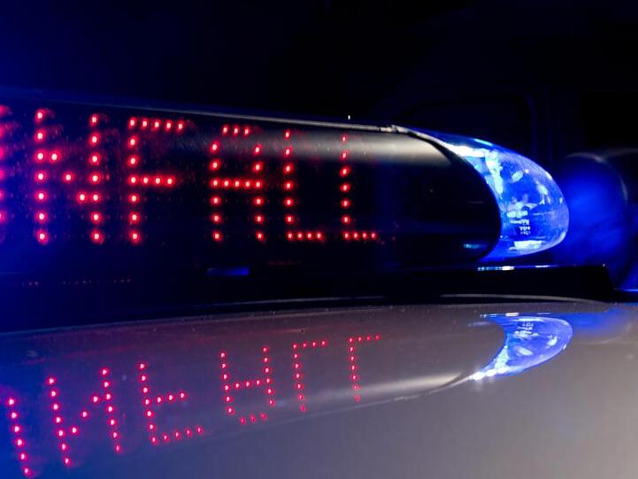 Das Blaulicht leuchtet, während auf dem Display der Hinweis "Unfall" zu lesen ist. Foto: Monika Skolimowska/Archiv
