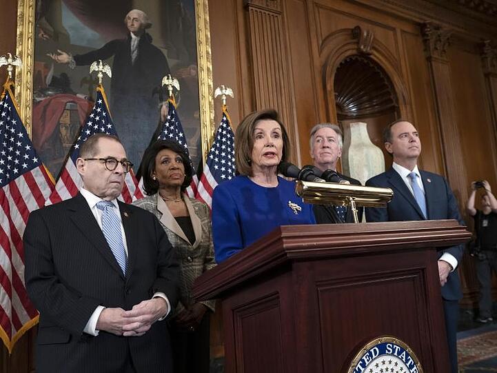 Nancy Pelosi (M), die Sprecherin des US-Repräsentantenhauses, äußert sich bei einer Pressekonferenz im Kongress.