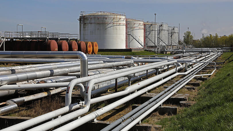 Leitungen und Tanks im Großtanklager Ölhafen Rostock (GÖR) an der Ostsee. Landesregierung und Wirtschaft begrüßen die Vorstellung der Bundesregierung, die Ölimporte über Rostock auszubauen, um die Einfuhr von Energieträgern aus Russland zu verringern.