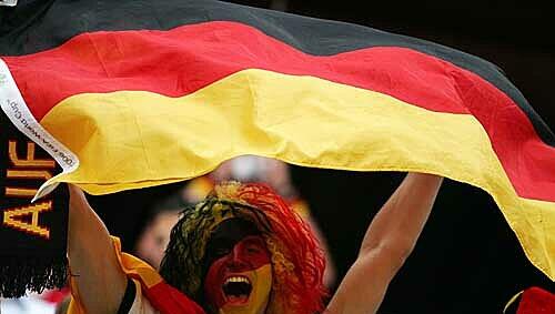 Klare Prioritäten: Diese Fußballfans lassen sich vom Stadtgeburtstag nicht irritieren. Klare Prioritäten: Diese Fußballfans lassen sich vom Stadtgeburtstag nicht irritieren.