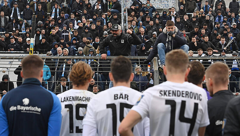 Nach der Niederlage gegen Dortmund II stellten sich die Löwen-Spieler den gefrusteten Fans Nach der Niederlage gegen Dortmund II stellten sich die Löwen-Spieler den gefrusteten Fans
